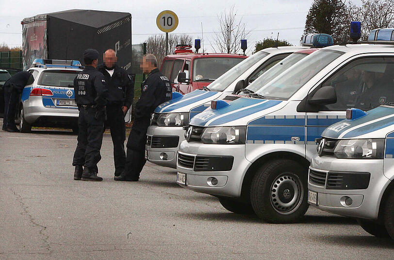 Polizisten stehen in Alsdorf bei Aachen (Nordrhein-Westfalen). Im Zusammenhang mit den Terroranschlägen von Paris hat die Polizei am Dienstag fünf Verdächtige festgenommen.