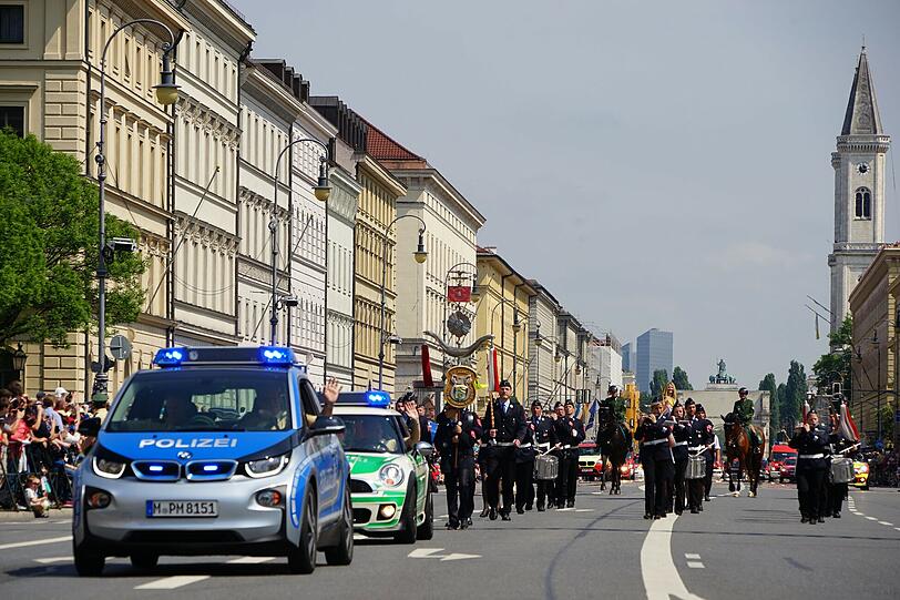 München feiert das 150-jährige Bestehen ihrer Feuerwehr mit einer großen Parade.