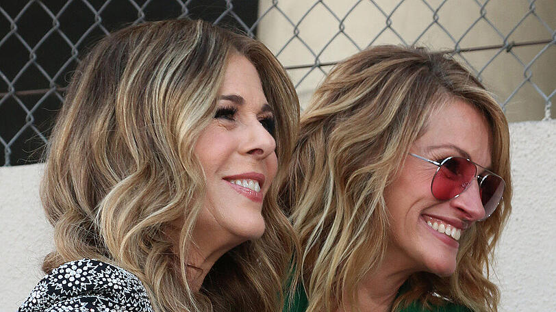 Rita Wilson (l.) und Julia Roberts sollen beide auf eine Insta-Falschmeldung hereingefallen sein