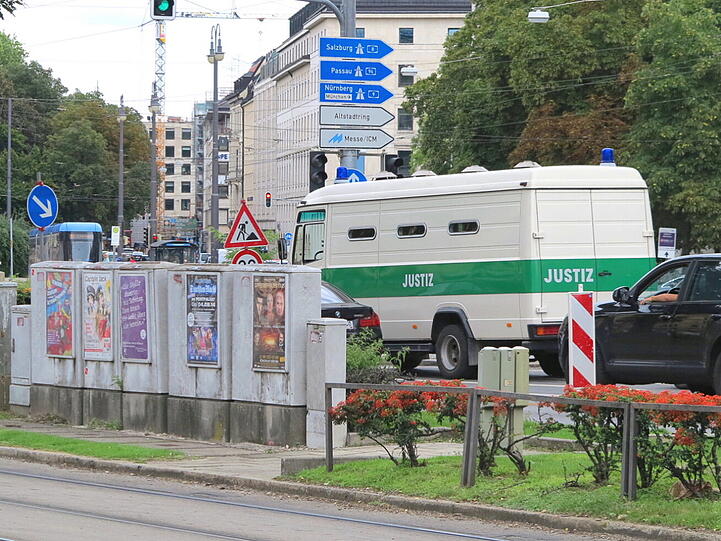 Ein Justiztransporter fährt an der Stelle mit deinen Steinen vorbei. Ob die Beamten sie gesehen haben?