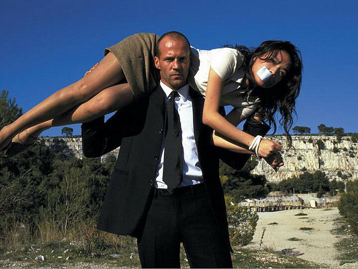 Frank Martin (Jason Statham), der "Transporter", mit seiner Fracht: Lai (Qi Shu)