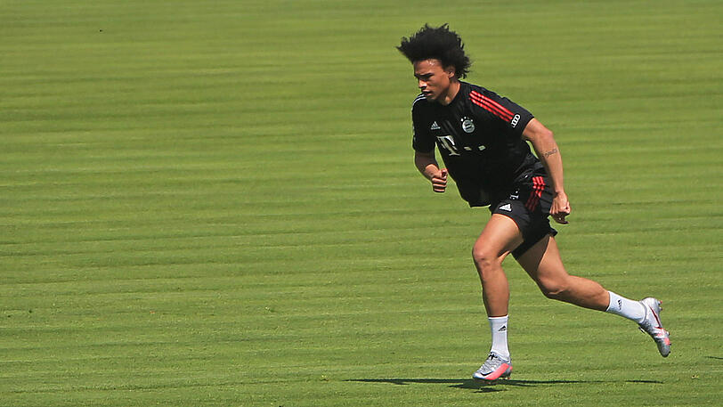 Bayern-Neuzugang Leroy Sané bei seiner ersten Trainingseinheit an der Säbener Straße.