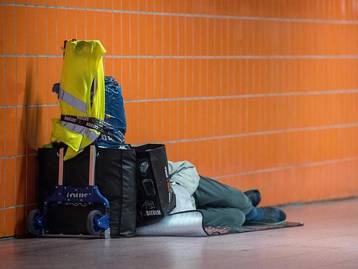 Armut auch im reichen Stuttgart: Ein Obdachloser schläft in einer Unterführung.