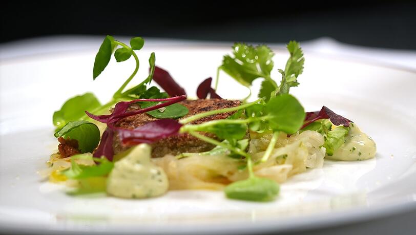 Erster Gang: Auberginenpflanzerl und Kohlrabisalat mit Limetten-Koriander-Crème-Fraîche. Erster Gang: Auberginenpflanzerl und Kohlrabisalat mit Limetten-Koriander-Crème-Fraîche.