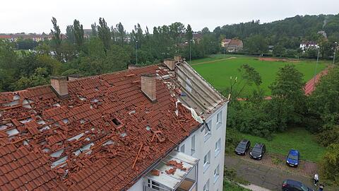 Das zerstörte Dach eines Hauses in Brandenburg an der Havel nach dem nächtlichen Unwetter.