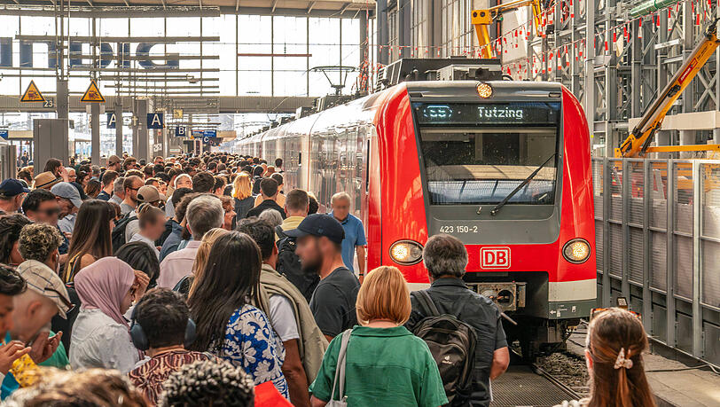 Eine Weichenstörung am Hauptbahnhof sorgt für Verspätungen bei den Linien S6 und S8. (Archivbild) Eine Weichenstörung am Hauptbahnhof sorgt für Verspätungen bei den Linien S6 und S8. (Archivbild)