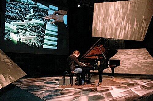 Braucht die Klassik neue Rahmen? Leif Ove Andsnes spielt Mussorgskys "Bilder einer Ausstellung" - dazu flirren Robin Rhodes Videos über die Leinwand.