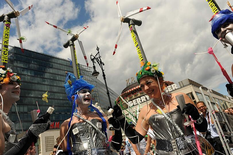 Fantasievoll bekleidet feiern am Samstag die Teilnehmer auf der Parade zum Christopher Street Day (CSD) in Berlin.