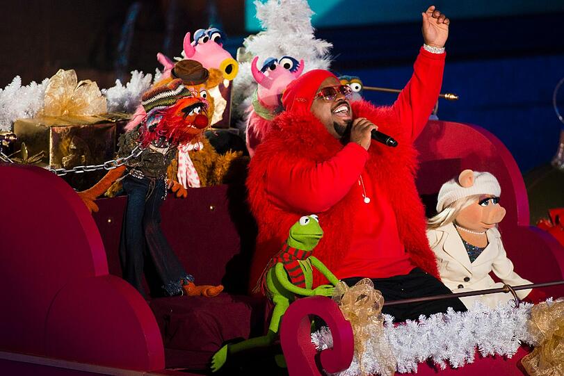 Auch Sänger CeeLo Green trat vor begeisterten zehntausenden Menschen auf die Bühne - zusammen mit den Muppets.