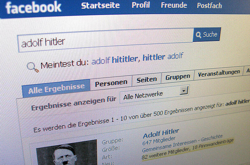 Im Kampf gegen Hasskommentare im Internet hat die Polizei am 13.07.2016 Wohnräume in 13 Bundesländern durchsucht. In einer Facebook-Gruppe seien über Monate hinweg der Nationalsozialismus verherrlicht und durch Hass-Postings Straftaten wie Volksverhetzung begangen worden. Foto: dpa