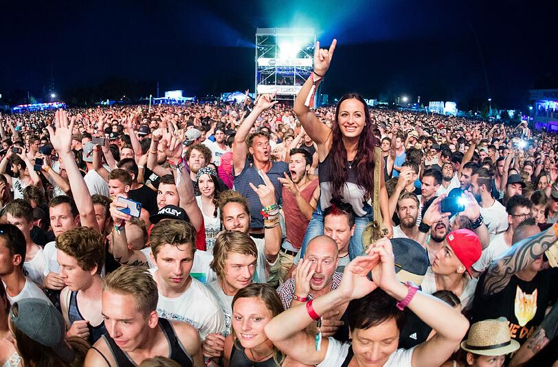 Tag 1: Seeufer und Bergkulisse mit Beats, Gitarren und polyrhythmischen Klängen - das 22. Chiemsee Summer Festival in Übersee geht noch bis Sonntag.