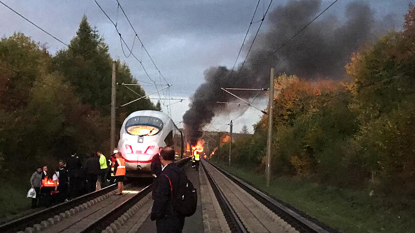 Bilder vom brennenden ICE am Freitagmorgen.