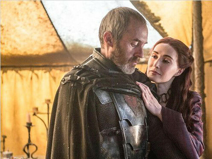 Stannis Baratheon (Stephen Dillane) neben Lady Melisandre (Carice van Houten)
