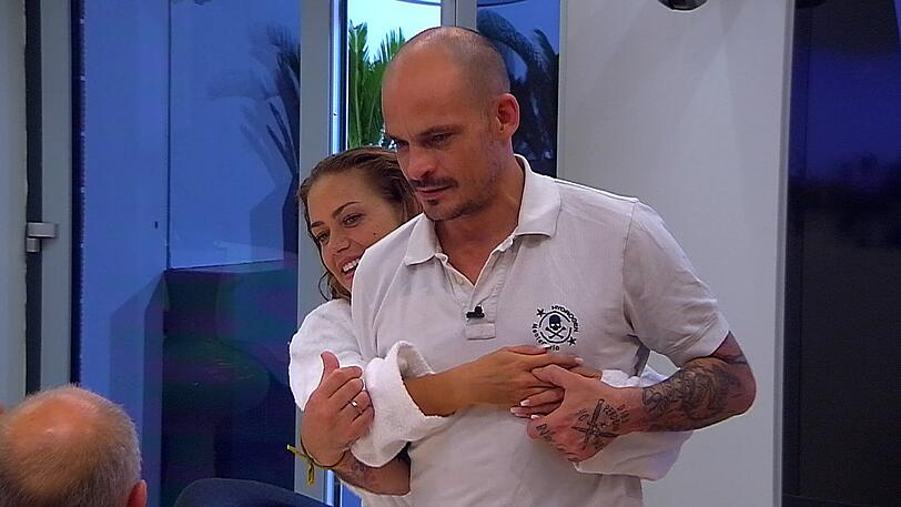 Sie können die Finger nicht voneinander lassen: Ben und Jessica.