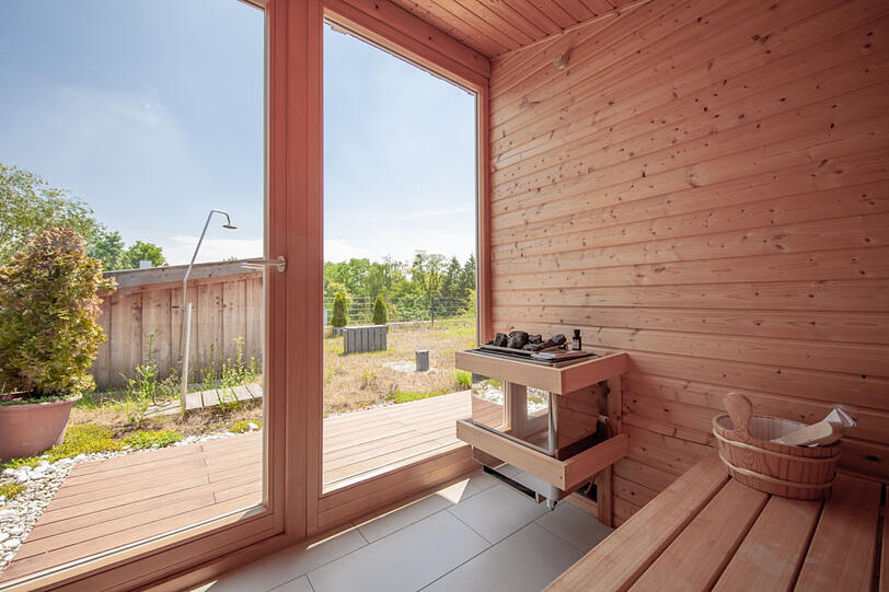 Auch eine Sauna mit Gartenblick gibt's.