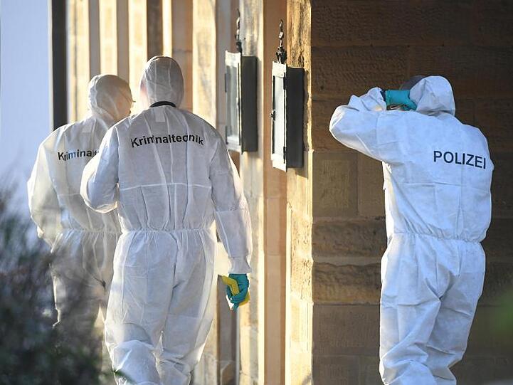 Mitarbeiter der Spurensicherung vor dem Haus, in dem mehrere der erschossenen Menschen mit dem mutmaßlichen Schützen lebten.