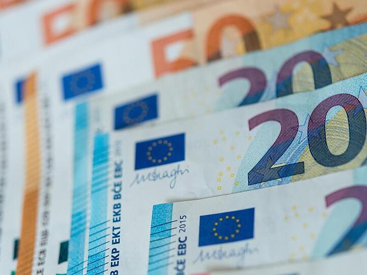 Die sogenannten Roboter-Plattformen, bei denen Anleger Geld in Fonds-Portfolien investieren können, stoßen auf weniger Andrang als erwartet.
