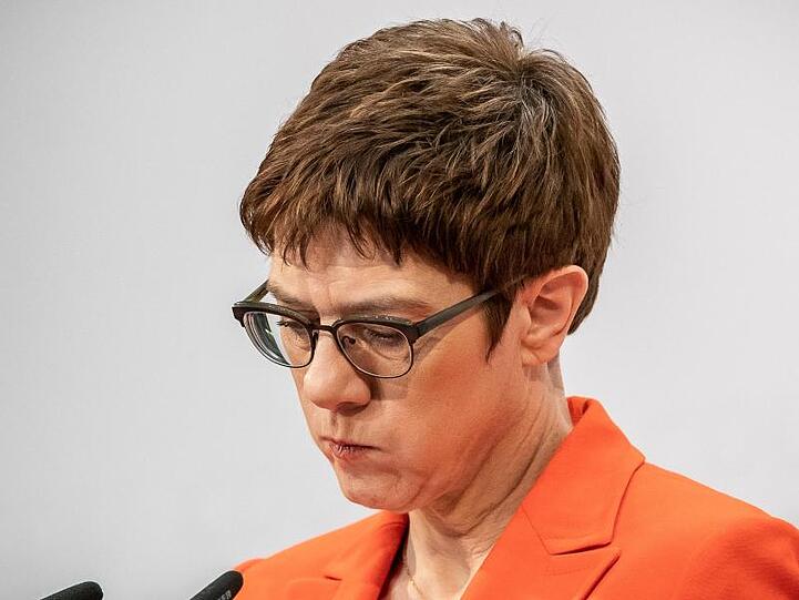 Es gibt Tage, da macht es einfach keinen Spaß: CDU-Chefin Annegret Kramp-Karrenbauer nimmt zum Polit-Chaos in Thüringen Stellung.