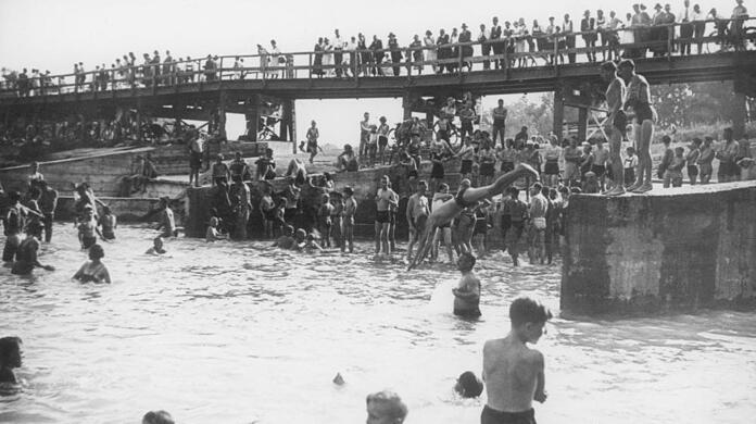 Hochbetrieb an der Isar 1935: Trotz der hochsommerlichen Temperaturen scheint das Wasser doch recht frisch zu sein.