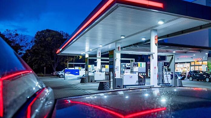 Am Mittwoch ist eine Shell-Tankstelle in Unterschleißheim überfallen worden. (Symbolbild)