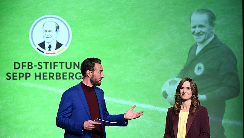 Die Moderatoren des Abends Christina Rann (l) und Sven Voss führen durch die Verleihung der Sepp-Herberger-Awards 2022.