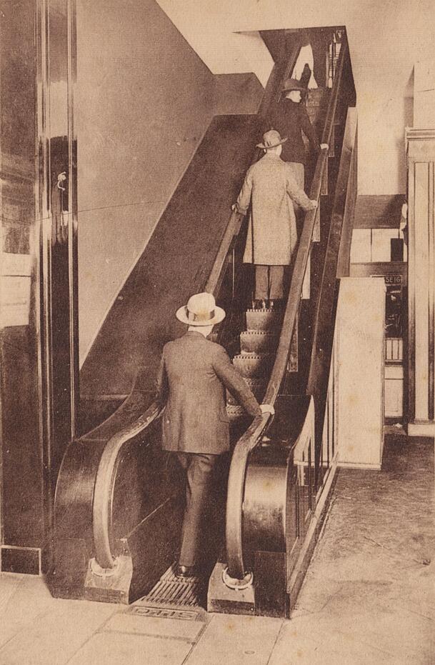 Eine Postkarte aus dem Kölnischen Stadtmuseum zeigt die erste deutsche Rolltreppe im Kölner Kaufhaus Tietz im Jahr 1925. Eine Postkarte aus dem Kölnischen Stadtmuseum zeigt die erste deutsche Rolltreppe im Kölner Kaufhaus Tietz im Jahr 1925.