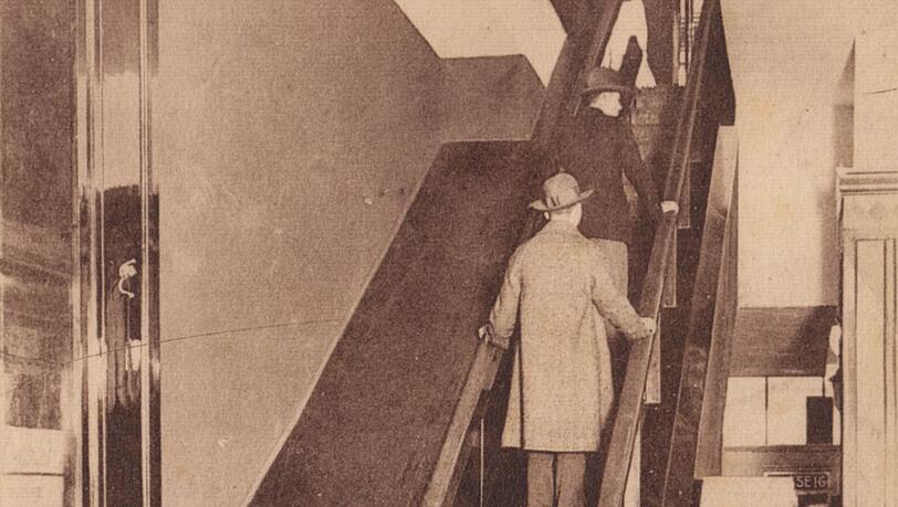 Eine Postkarte aus dem Kölnischen Stadtmuseum zeigt die erste deutsche Rolltreppe im Kölner Kaufhaus Tietz im Jahr 1925.