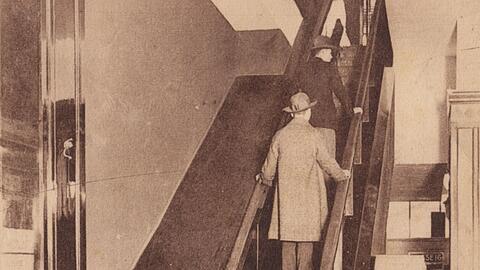 Eine Postkarte aus dem Kölnischen Stadtmuseum zeigt die erste deutsche Rolltreppe im Kölner Kaufhaus Tietz im Jahr 1925.