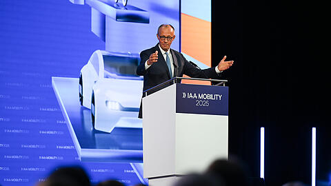Bundeskanzler Friedrich Merz (CDU) spricht bei der Eröffnung der internationalen Automesse IAA Mobility.
