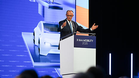 Bundeskanzler Friedrich Merz (CDU) spricht bei der Eröffnung der internationalen Automesse IAA Mobility.