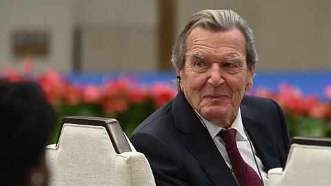 Alt-Bundeskanzler Schr&ouml;der sa&szlig; bei der Veranstaltung in der ersten Reihe.