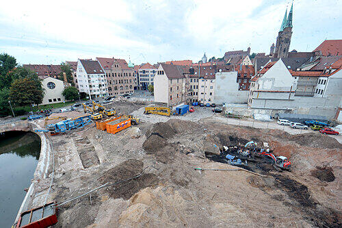 Beim Sozialgericht (Bildmitte) entstehen nun Luxus-Wohnungen. Das Hotel wird zur Winklerstraße hin (rechts) gebaut.