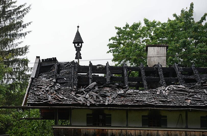 Nach dem verheerenden Brand in einem Gasthaus im Berchtesgadener Land sind sechs Leichen geborgen worden.