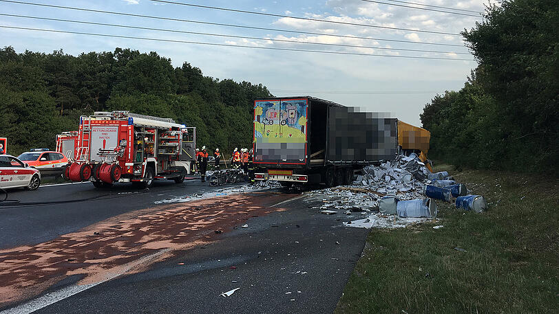 Die A9 ist ein einziges Schlachtfeld: Unzählige Bierdosen liegen nach dem Unfall auf der Fahrbahn verteilt. Beide Lkw-Fahrer kamen mit schwersten Verletzungen ins Krankenhaus.