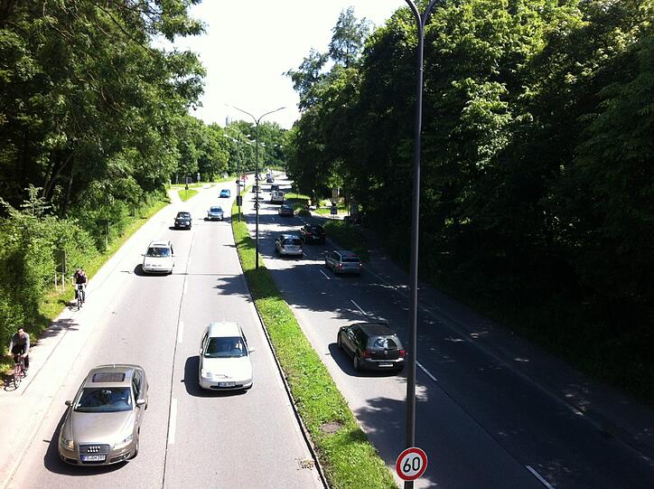 Viel Autoverkehr nahe der Isar. Der Überfall ereignete sich spätabends.
