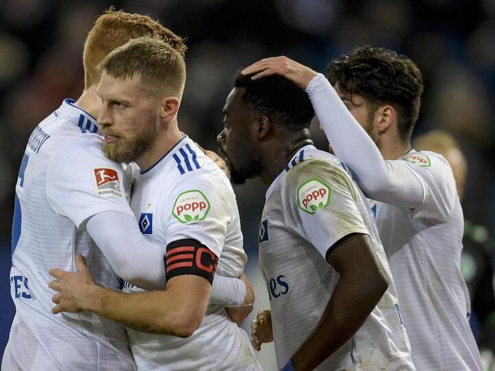 Hamburgs Spieler feiern den Treffer von Aaron Hunt zum 1:0 gegen Greuther Fürth.
