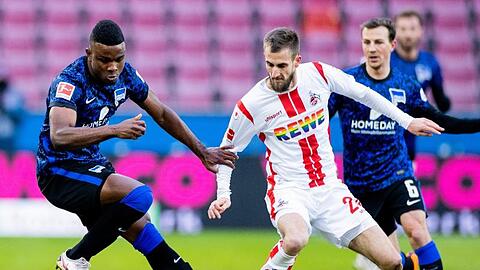 Kölns Dominick Drexler (r) und Berlins Jhon Cordoba im Zweikampf um den Ball.