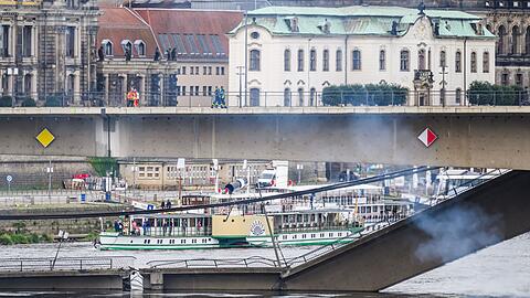 Nach dem Teileinsturz der Brücke laufen die Arbeiten.