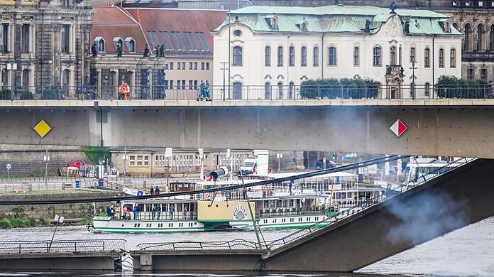 Nach dem Teileinsturz der Brücke laufen die Arbeiten.