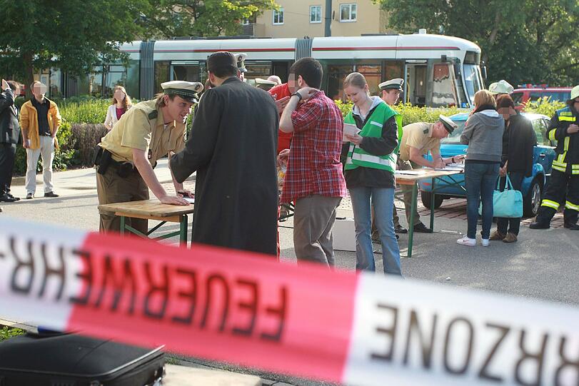 Ein Lastwagenfahrer biegt ab, obwohl die Tram naht - und die kann nicht mehr bremsen. Beim Unfall in Augsburg am Montag werden 48 Menschen verletzt.