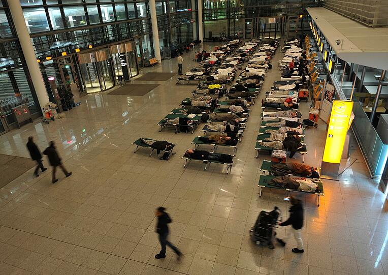 Gestrandet: Passagiere liegen auf Feldbetten, sie werden mit Decken und Getränken versorgt.