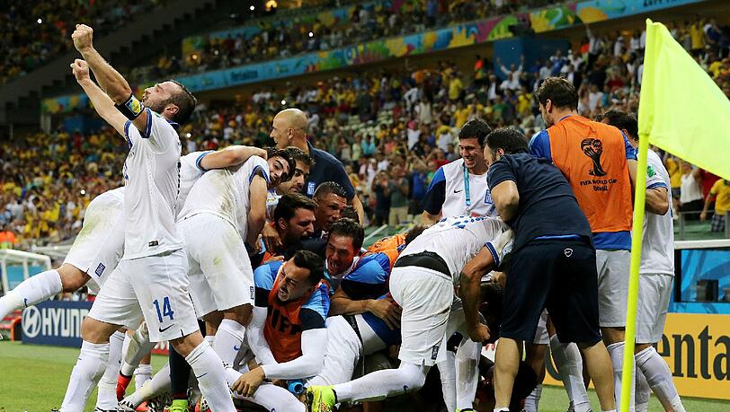 Griechenland im Freudentaumel nach dem Last-Minute-Ticket ins Achtelfinale. Griechenland im Freudentaumel nach dem Last-Minute-Ticket ins Achtelfinale.