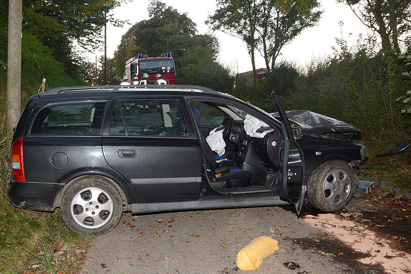 Der Opel schleuderte durch einen dicht bewachsenen Grünstreifen und krachte gegen einen Baum. Am Auto entstand ein Totalschaden.