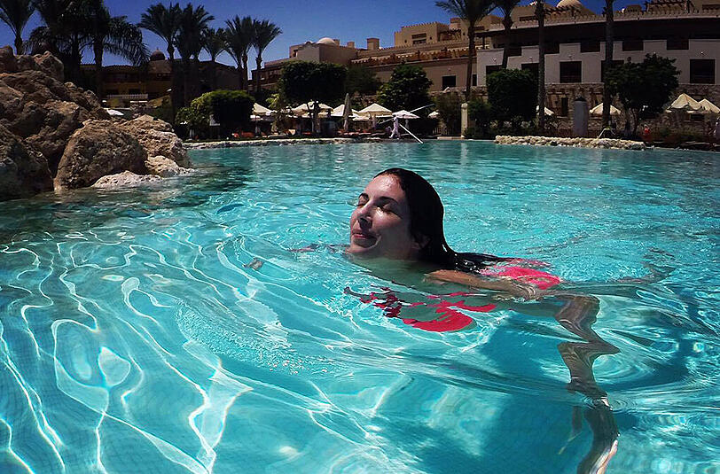 Moderatorin Alexandra Polzin und ihr Mann, der Sport-Moderator Gerhard Leinauer, haben den Sommerurlaub schon hinter sich: &bdquo;Wir kommen gerade aus dem Makadi Spa in Ägypten was uns sehr begeistert hat. Neben Strand und Erholung im Hotel haben wie Ausflüge ins Tal der Könige, nach Luxor über den Nil und quer durch die Sahara gemacht...