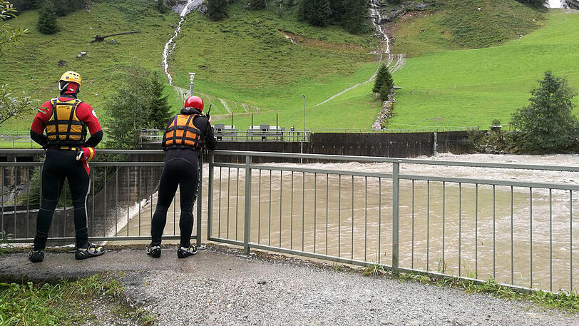 Wasserretter suchten noch am Sonntag stundenlang nach dem Mann.