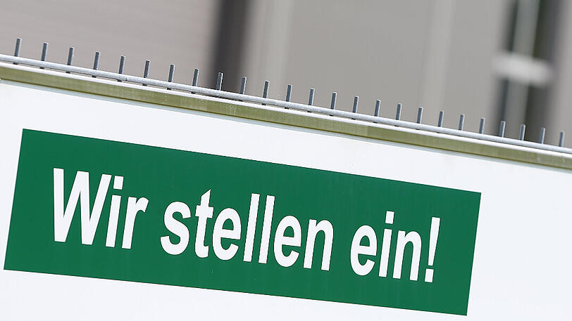 Die Zahl der offenen Stellen in Bayern verharrt derzeit auf hohem Niveau - denn es gibt zu wenig passende Bewerber.