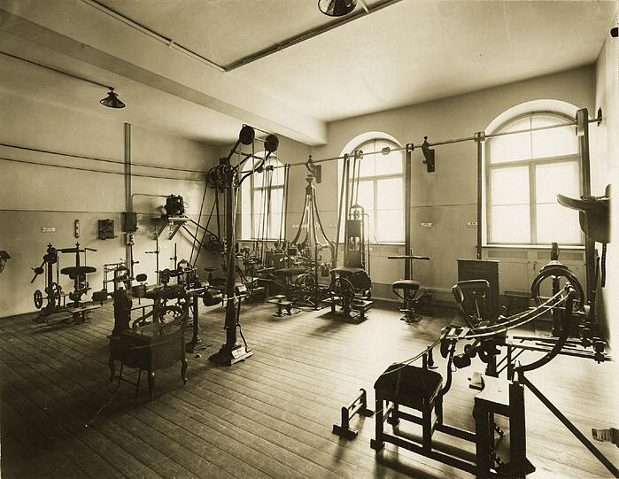 Fast wie im McFit: Der Gymnastiksaal des Allgemeinen Krankenhauses in der Ziemssenstraße 1900. Vorgänger: das Spital der Barmherzigen Brüder. Nachfolger: das heutige Uni-Klinikum.