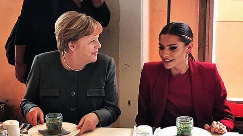 "Beeindruckend und vor allem echt", schreibt Sophia Thomalla über Merkel unter ein Instagram-Foto aus dem Jahr 2017.
