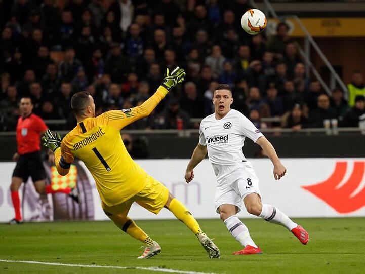 Frankfurts Luka Jovic (r) lupft den Ball über Mailands Torwart Samir Handanovic in das Tor zum 1:0.