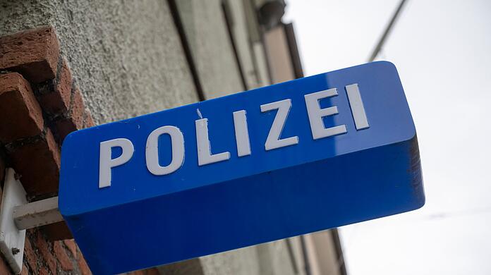 Der Transport einer Schreckschusswaffe zur Polizei hat einem 47-Jährigen Ärger eingebracht. (Symbolfoto)